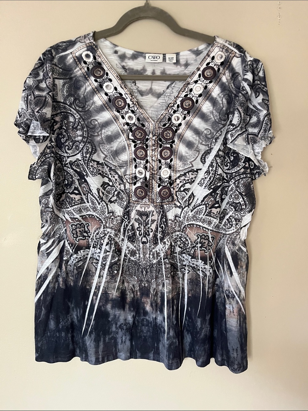 ❤️❤️❤️Cato Black & White Embellished Paisley V-Neck Top